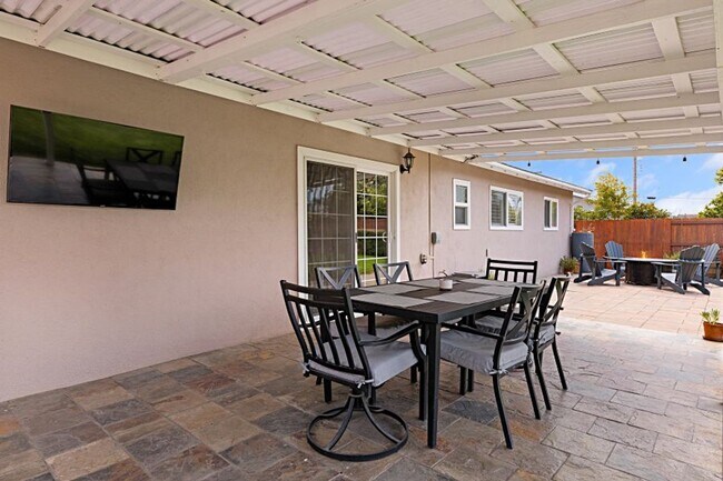 Building Photo - 3 bed 1.5 baths + 2 car garage with a larg...