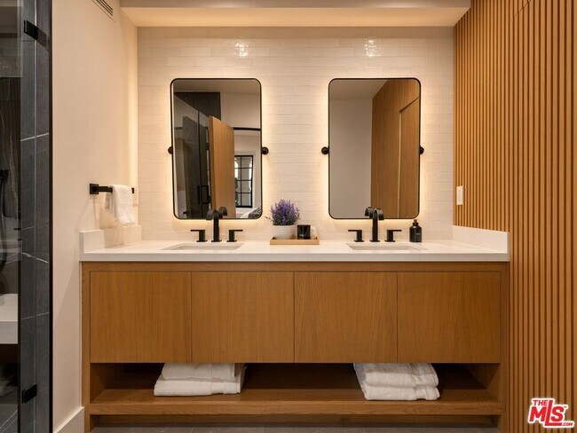Building Photo - 3909 Villa Costera