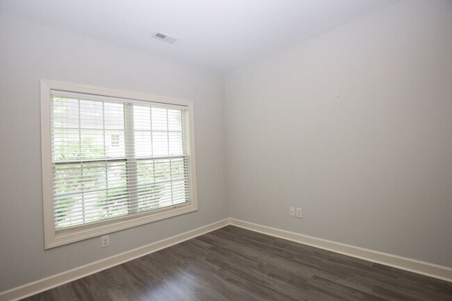 Building Photo - Beautiful corner lot home- Woodlake