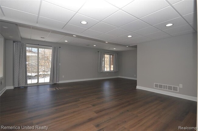 Building Photo - 42965 River Bend Dr