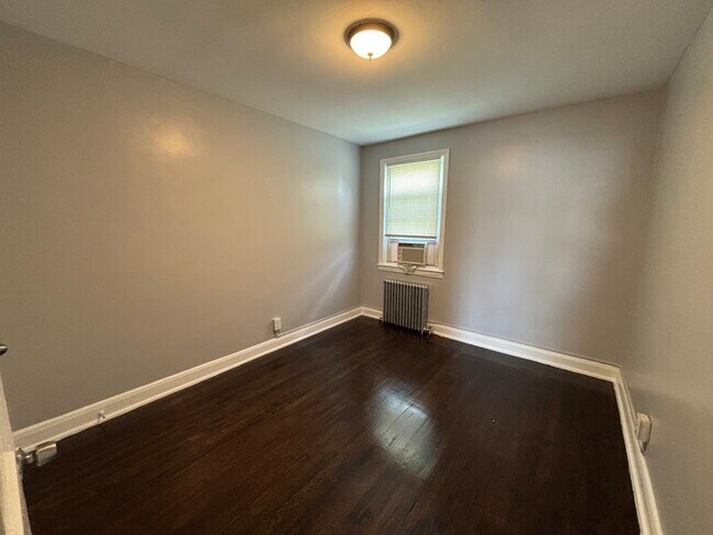 Building Photo - 4 Bedrooms 2 Bathrooms, 21239