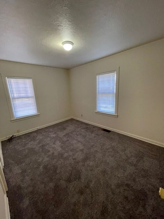 Building Photo - Available NOW! Darling 2 Bedroom Ranch