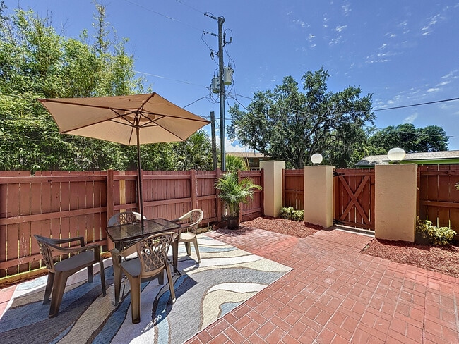 Building Photo - 2577 S Park Ave