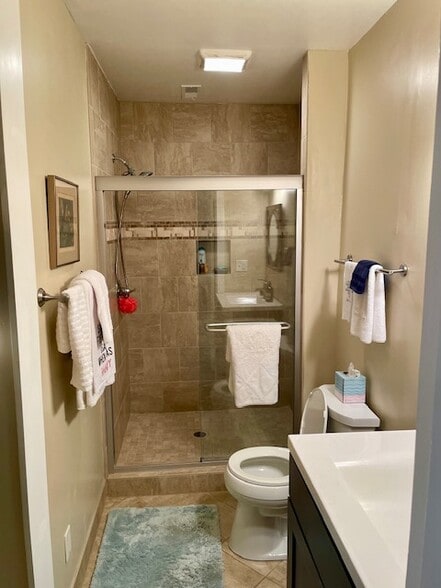 Extra large shower - 1139 Belvedere St