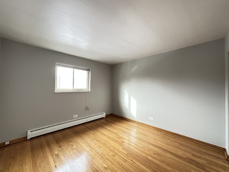 Building Photo - 1004 S River Rd