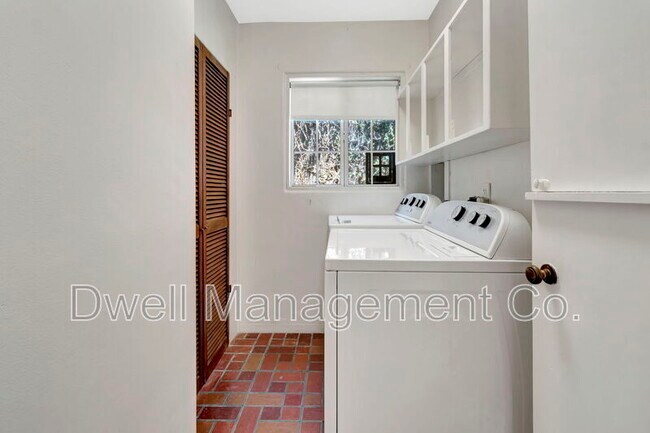 Building Photo - 8451 La Mesa Blvd