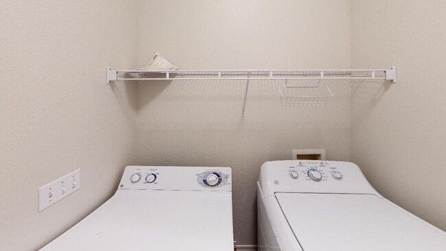 Building Photo - 1372 SE Newgate Dr