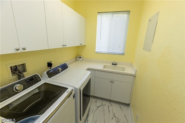 Building Photo - 8789 Paseo De Valencia St