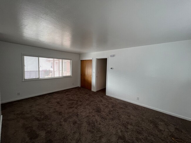 Building Photo - Beautiful 2 bedroom 1 Bath Duplex in Spark...