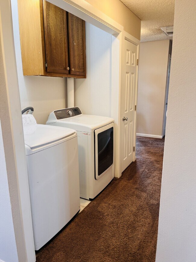 Building Photo - Charming 3-Bedroom with 2 Full Baths on th...