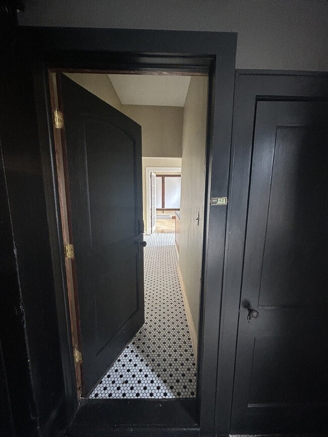 Building Photo - Studio apartment available September 1st i...