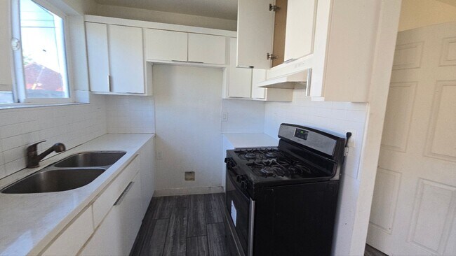 Building Photo - 84(1019E)