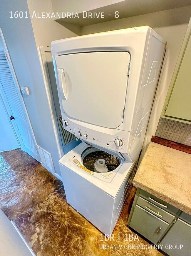 Building Photo - 1601 Alexandria Dr