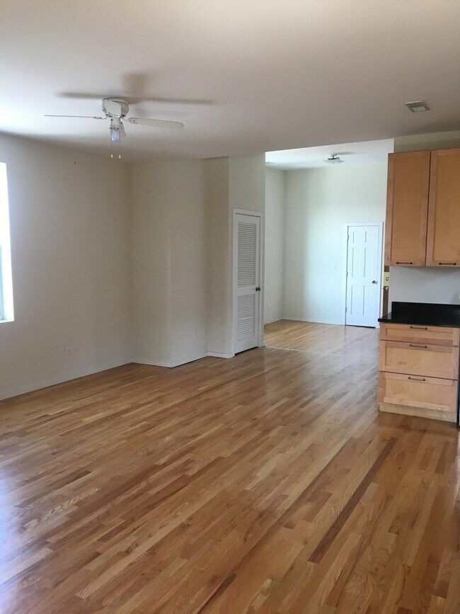 Building Photo - 1538 N Western Ave