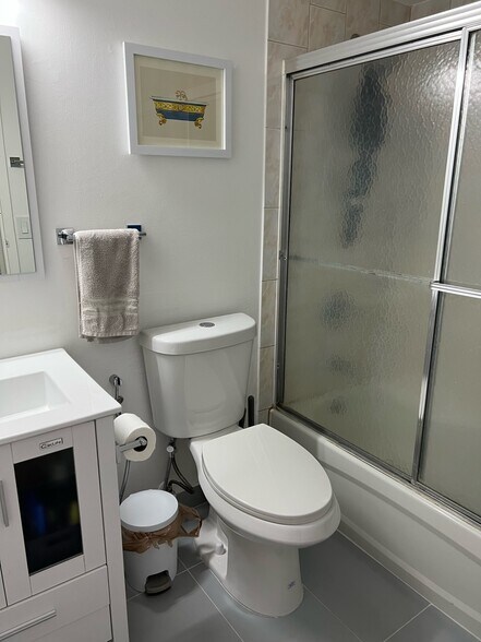 Main Bathroom - 8425 Harding Ave