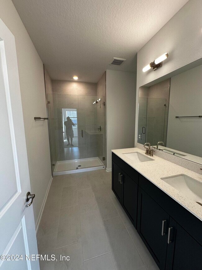 Building Photo - 33 Thurnham Ln