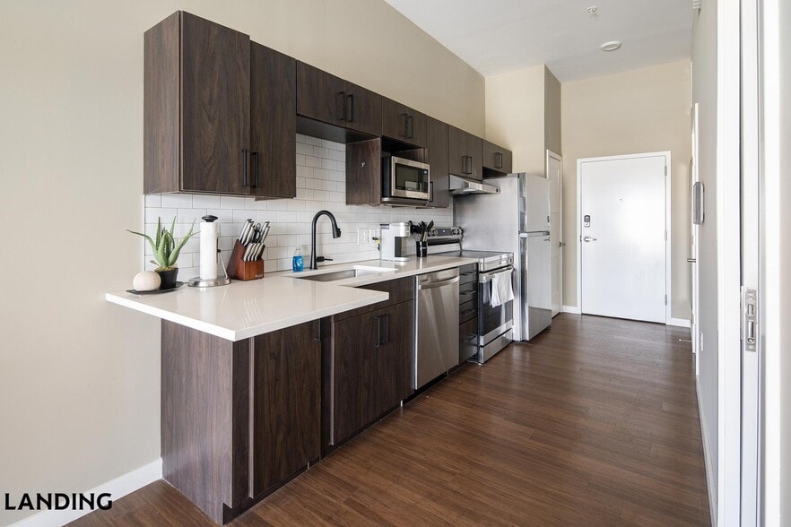 Building Photo - 1364 E Battlefield Rd