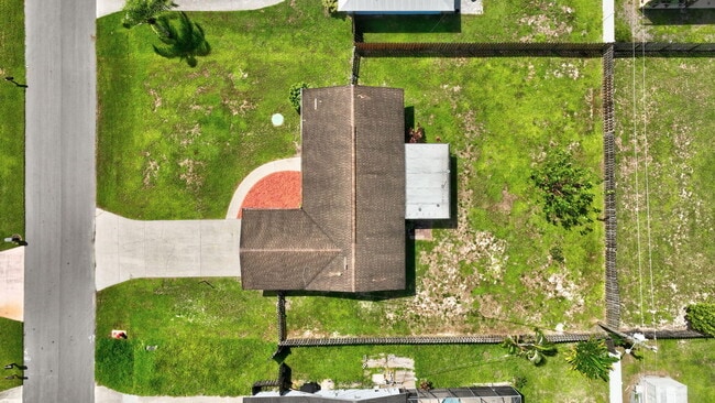 Building Photo - 561 SE Karrigan Terrace