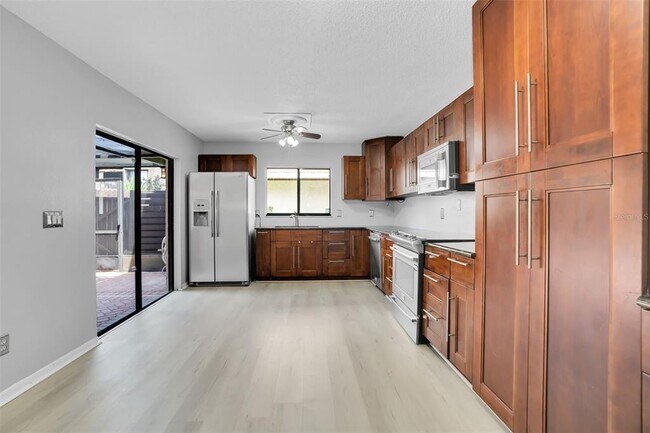 Building Photo - 15217 W Pond Woods Dr