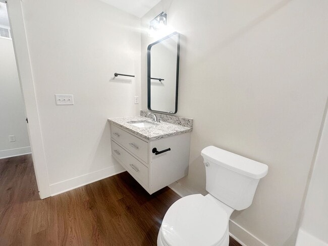 Building Photo - 860 Houseman Ave NE