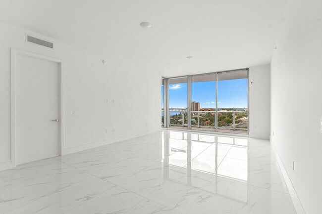 Building Photo - 220 Lake Shore Dr