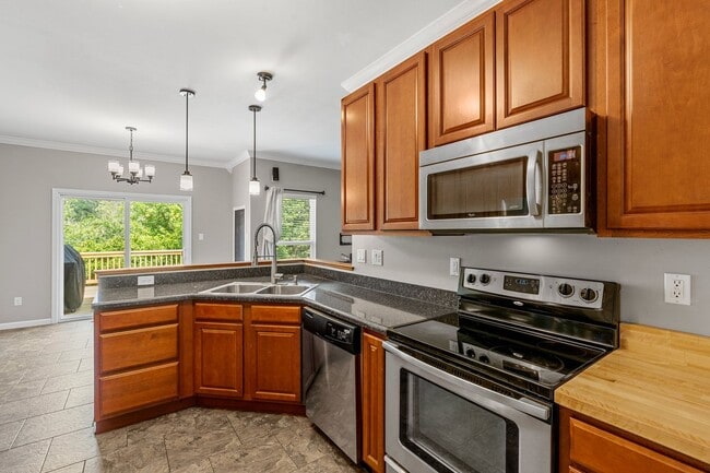 Building Photo - Beautiful 3-Bed, 3-Bath Home in Excellent ...