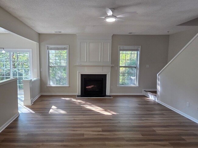 Building Photo - Updated 3 bed 2.5 bath Townhome located in...
