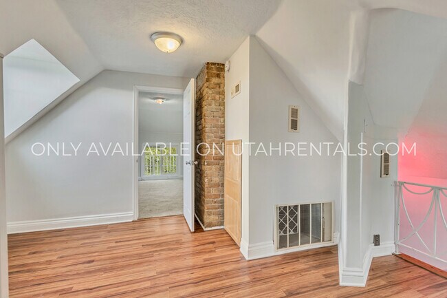 Building Photo - 1040 E 200 S