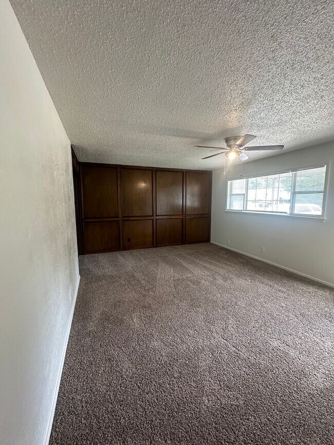Building Photo - 3 bed, 1 bath, 1 car garage