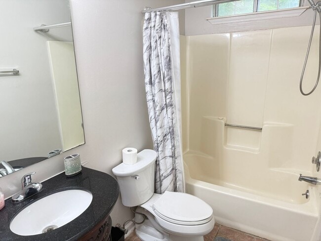 Building Photo - Spacious 3BR Home with Fenced Yard & Outdo...