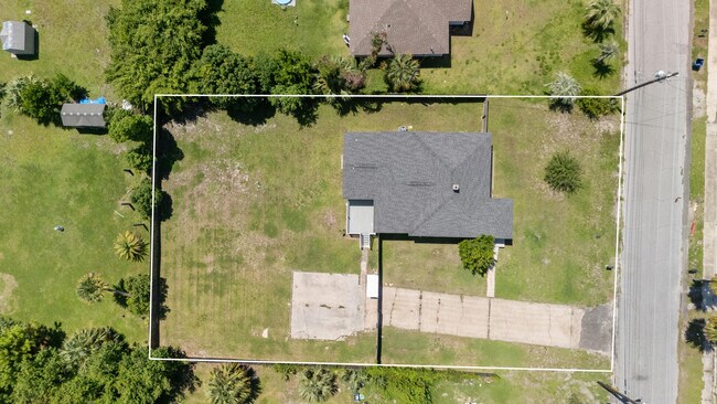 Building Photo - 310 N Bonita Ave