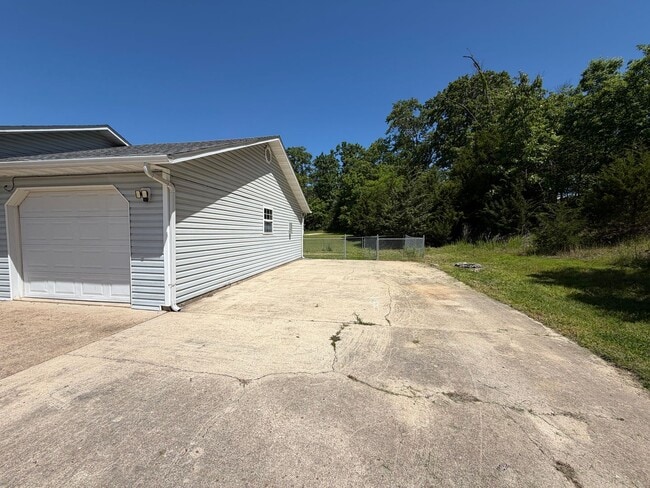 Building Photo - 3-Bedroom Home in Quiet Neighborhood Located in St. Robert, MO!