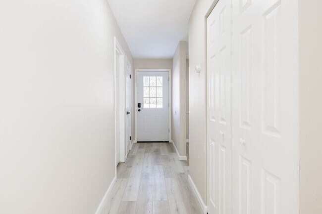 Building Photo - 14 Elm St