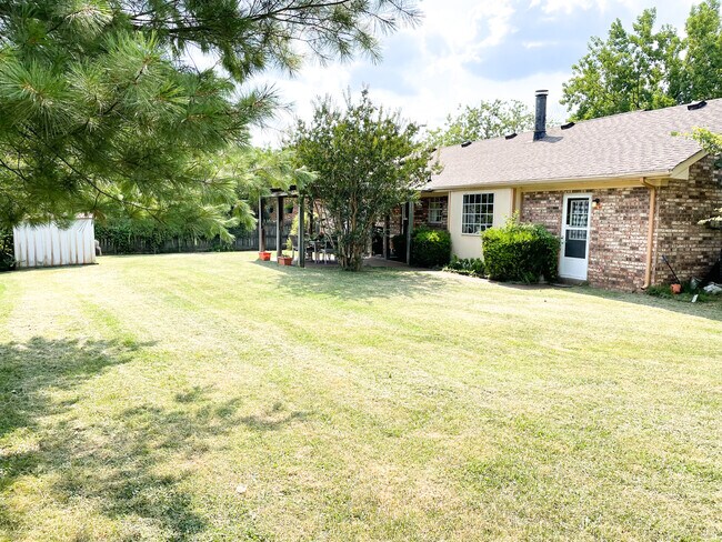 Building Photo - 310 Lexington Dr
