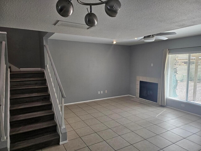 Building Photo - 815 E Grovers Ave
