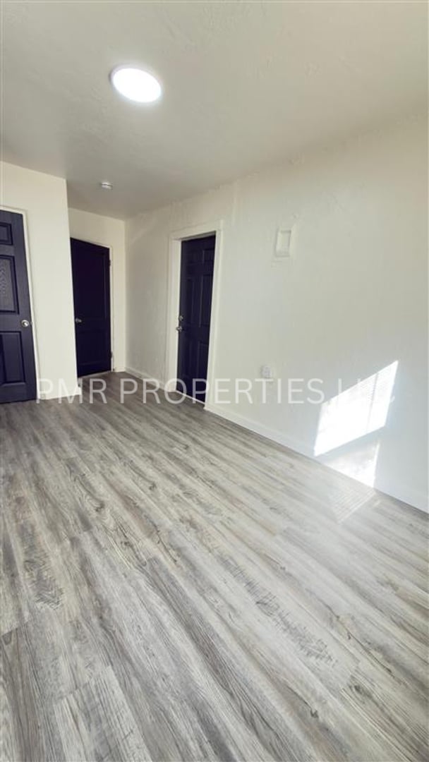 Building Photo - 2 Bedroom/ 1 Bathroom- House