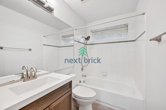 Building Photo - 3 BED & 2.5 BATH FOR RENT