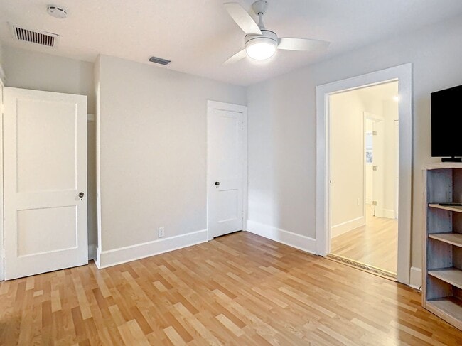 Building Photo - Charming two bedroom two bathroom cottage in North St. Petersburg Fully Updated.