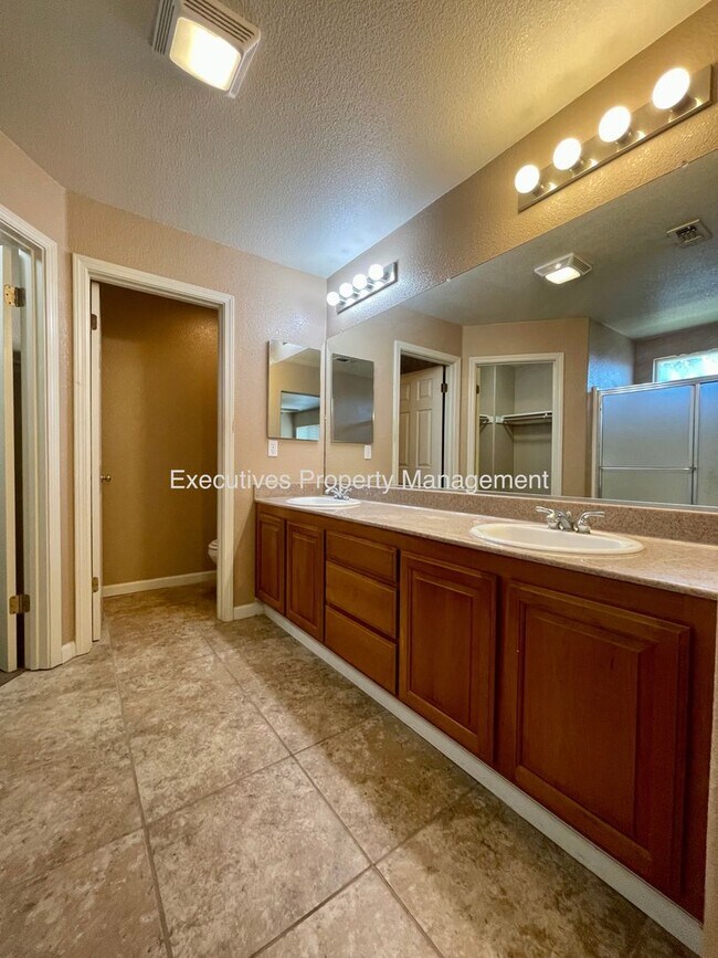 Building Photo - Available Now || 565 Peach Dr Chowchilla