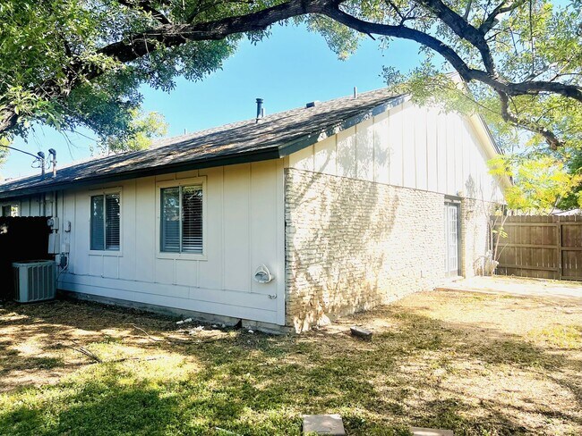 Building Photo - 1922 Nicole Cir