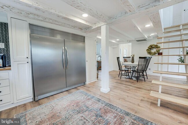 Building Photo - 102 N Rogers St