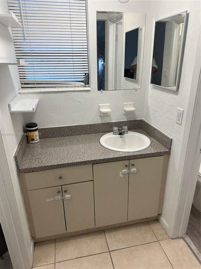 Building Photo - 1514 Salzedo St