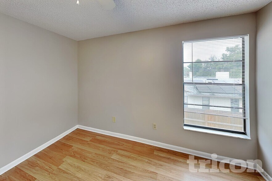 Building Photo - 1311 Corner Oaks Dr