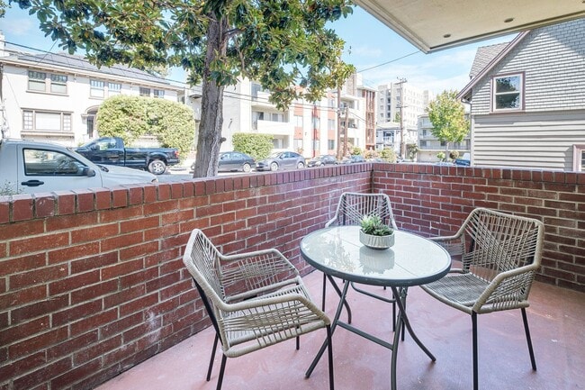 Building Photo - Advent - Low Deposit W/ Laundry & Parking!