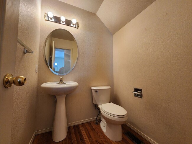 Building Photo - Quiet, adorable 2 Bed 3 Bath Townhome in 80923!