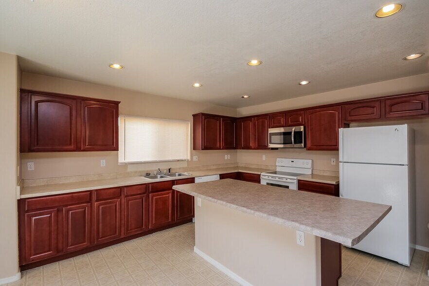 Building Photo - 11215 W Garfield St