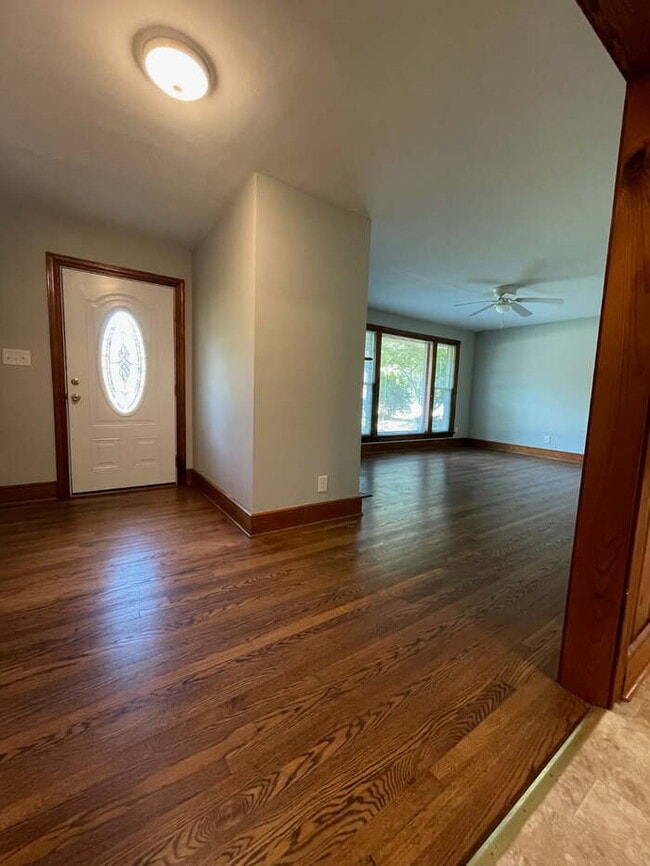 Building Photo - 3 Bedrooms 1.5 bath