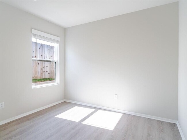 Building Photo - 6507 NW Gregory St