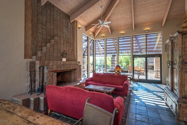 Building Photo - 6655 N Canyon Crest Dr