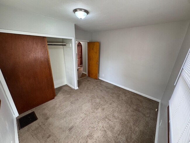 Building Photo - Newly renovated Tulip street